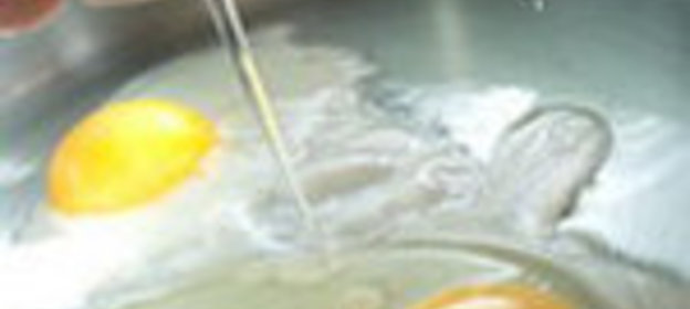 Яичница с сыром и солеными огурцами