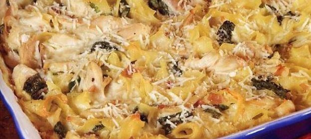 Флорентийская макаронная запеканка с курятиной и шпинатом