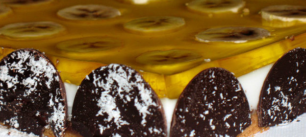 Шоколадный (печёный) чизкейк с кокосовым покрытием и бананами под шафрановым желе