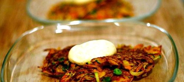 Овощные оладьи с соусом карри