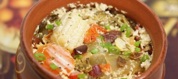 Тушеные овощи в горшочке с фаршем и сметаной