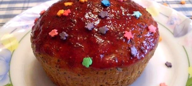 Маковые кексы с клубничной помадкой