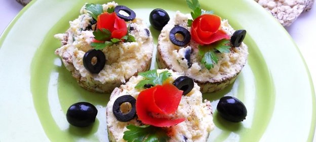 Бутерброды с домашним мягким сыром на хлебцах