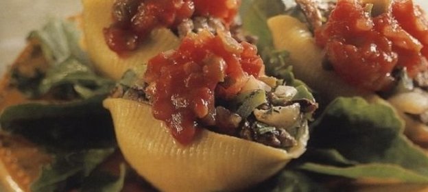 Макароны, фаршированные мясом и овощами