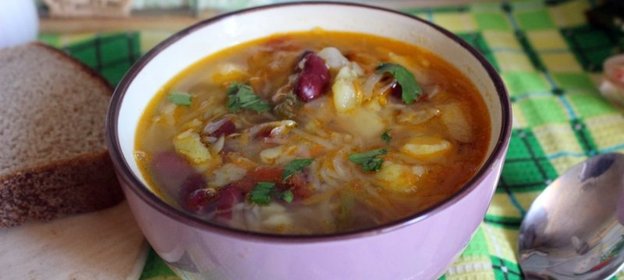 Щи из квашеной капусты с фасолью и яблоком