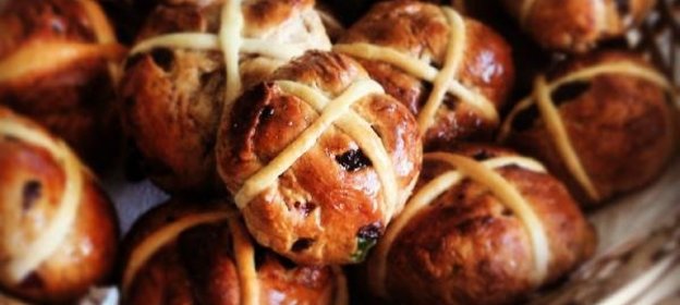 Английские пасхальные булочки