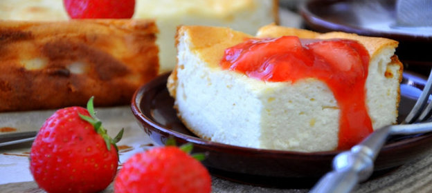 Творожная запеканка с клубничным соусом