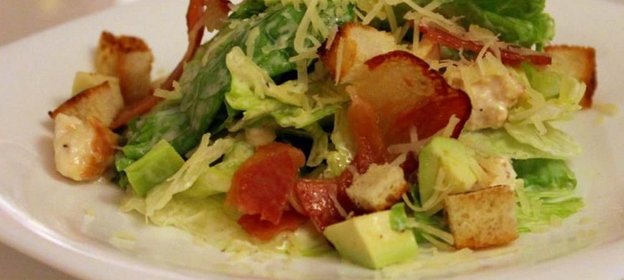 Салат Цезарь с беконом и авокадо