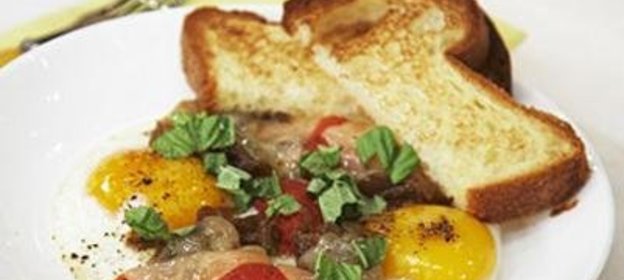 Яичница с помидорами и базиликом