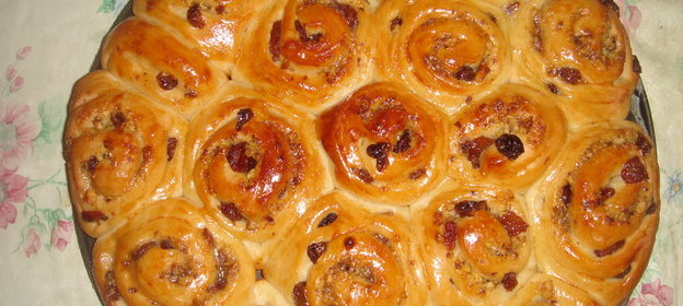 Сдобные булочки с орехами и изюмом