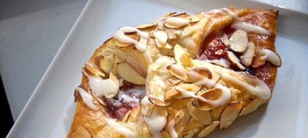 Датские булочки с марципаном и джемом