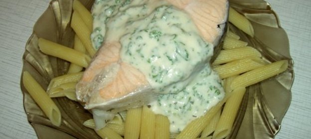 Отварная семга с макаронами