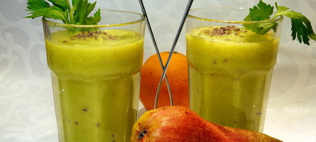Освежающий смузи из апельсина, груши и сельдерея