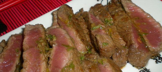 Говядина в японском стиле и рисовая лапша с овощами на гарнир