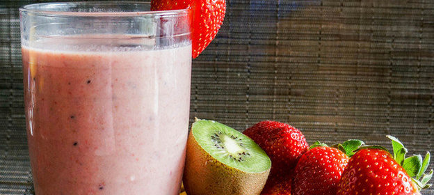 Смузи из киви, клубники и банана