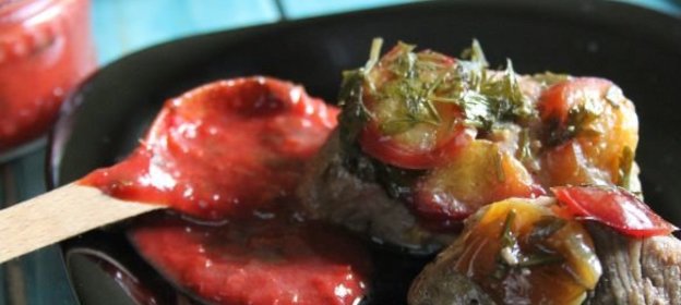 Стейк из индейки, запеченный под сливами и зеленью