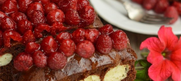 Шоколадно-творожный пирог с малиной