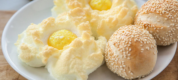 Яичница «Солнце в облаках»