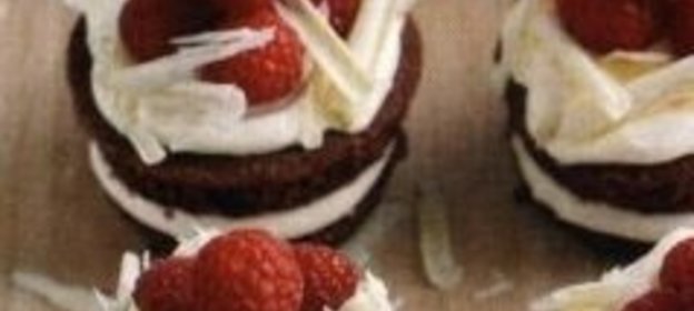 Шоколадные пирожные со взбитыми сливками