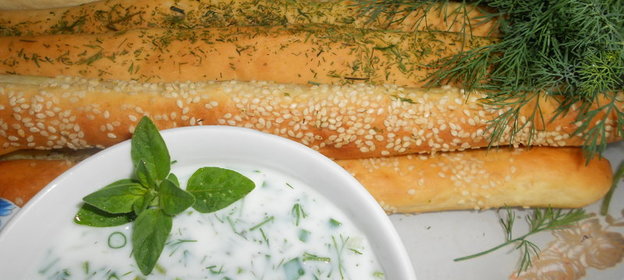 Хлебные палочки с соусом