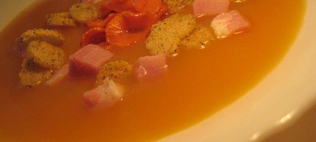 Суп-пюре из тыквы с морковными чипсами и ветчиной