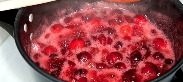 Клюквенный соус с белым луком и светлым изюмом