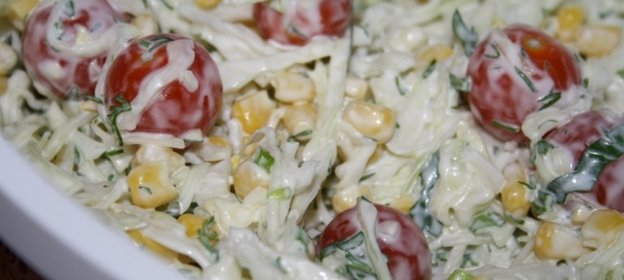 Капустный салат со сладкой кукурузой и помидорками черри