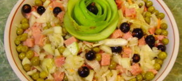 Салат с квашеной капустой, ветчиной и яблоком