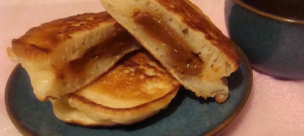 Оладьи с варёной сгущёнкой