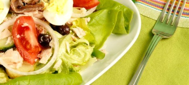 Салат из тунца и анчоусов со свежими овощами и зеленью