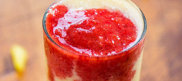 Смузи с клубникой, ананасом и бананом