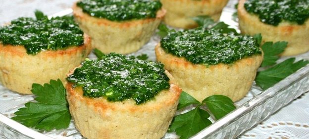 Кабачковые маффины с кедровыми орешками с соусом Песто из петрушки