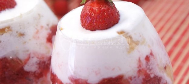 Десерт из мороженого с клубникой и печеньем