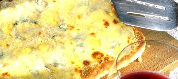 Пицца «Четыре сыра» на оливковом масле