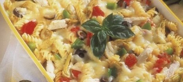Макароны, запеченные с куриным филе, артишоками и оливками