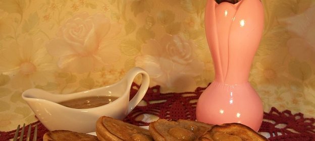 Шотландские оладьи с соусом из изюма