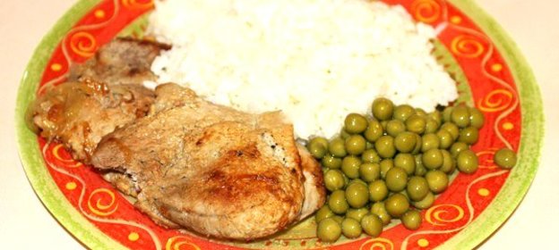 Стейки из свинины с луком на сковороде