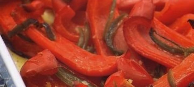 Грибы под томатным соусом с макаронами