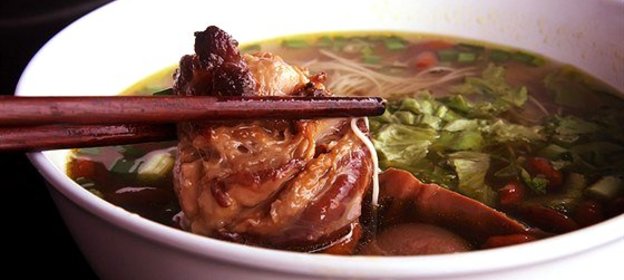 Лапша со свининой, ветчиной и томатами