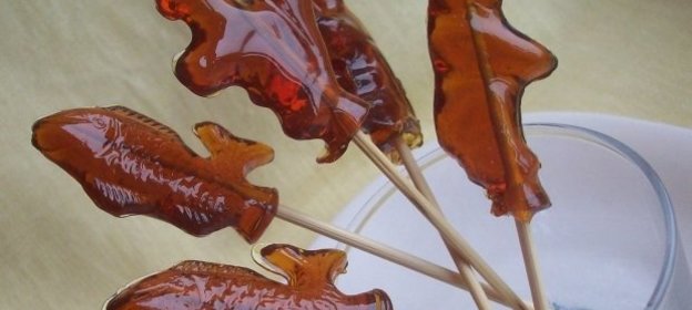 Сахарный петушок на палочке