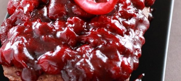 Шоколадный кекс с вишней и чили