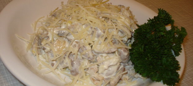 Салат из куриных сердечек со сметаной