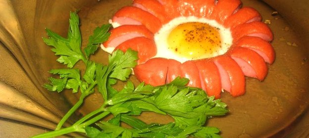 Яичница-цветок в сосиске