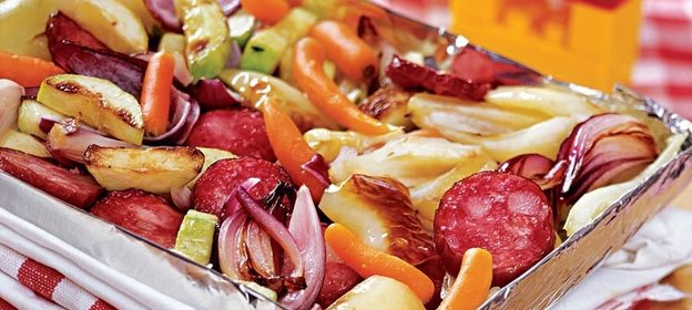 Овощи с колбасой, приготовленные в фольге так, что за уши не оттащишь