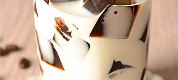 Кубики кофейного желе в молоке