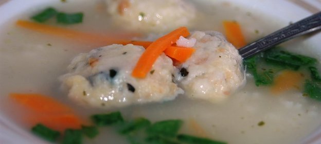 Мясной бульон с клёцками и зеленью