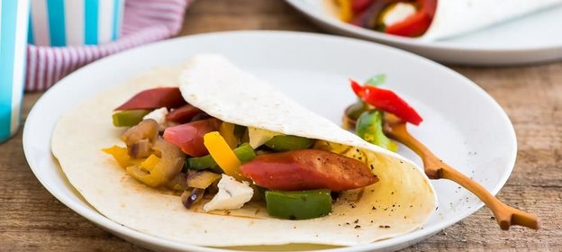 Сосиски с жареным перцем в лепешке