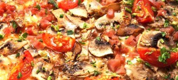 Пицца с грибами, помидорами и пряными травами