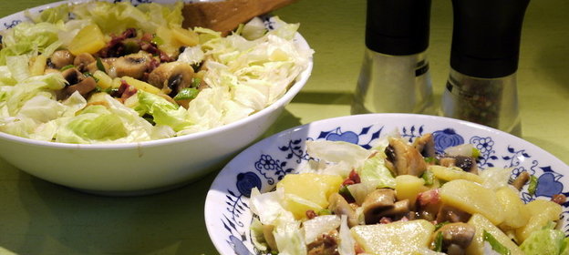 Сытный картофельный салат с шампиньонами и зеленым луком