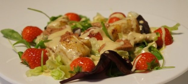 Cалат с муссом из утиной печени, морским гребешком и клубникой!